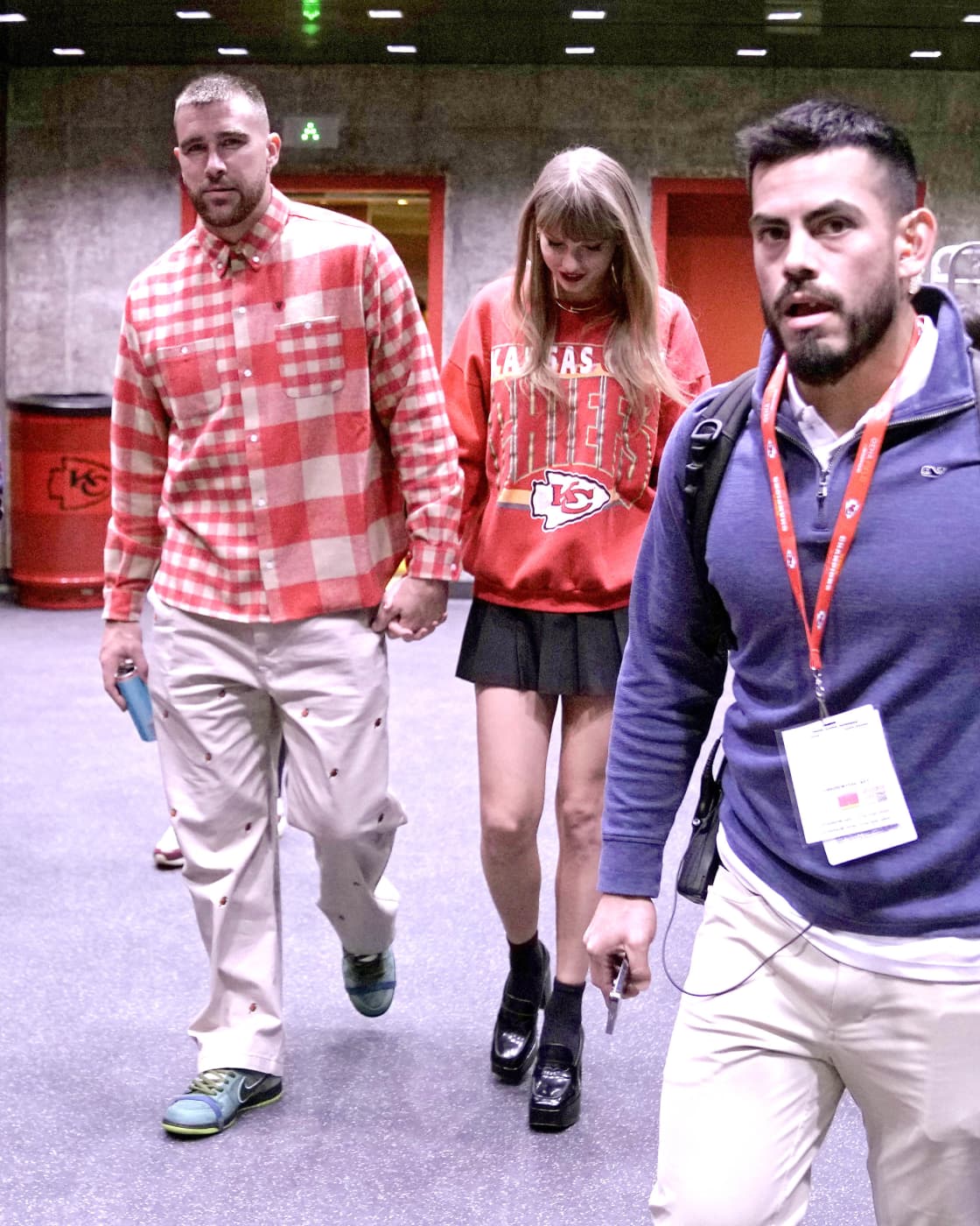 travis kelce looks up at taylor swift