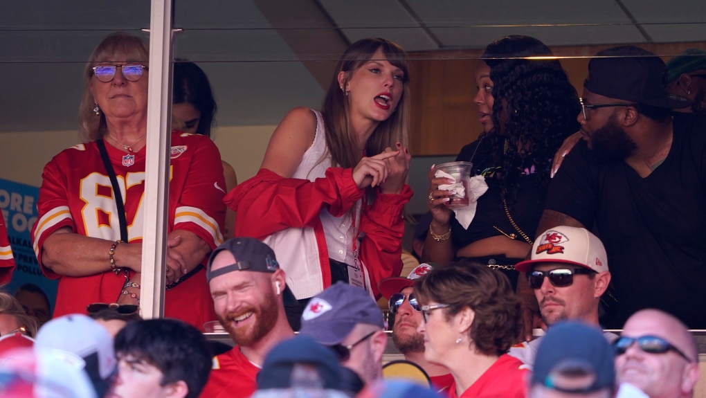 taylor swift looking at travis kelce