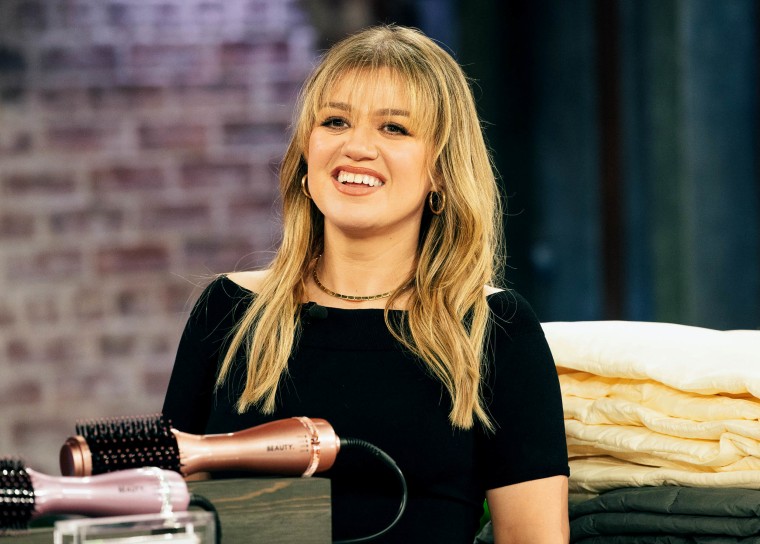 Kelly Clarkson's  Look new