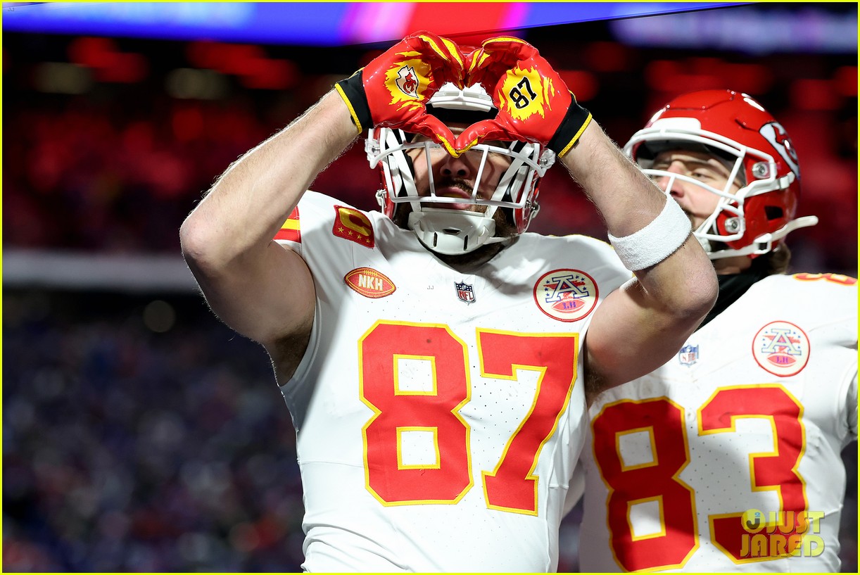 travis kelce taylor swift heart