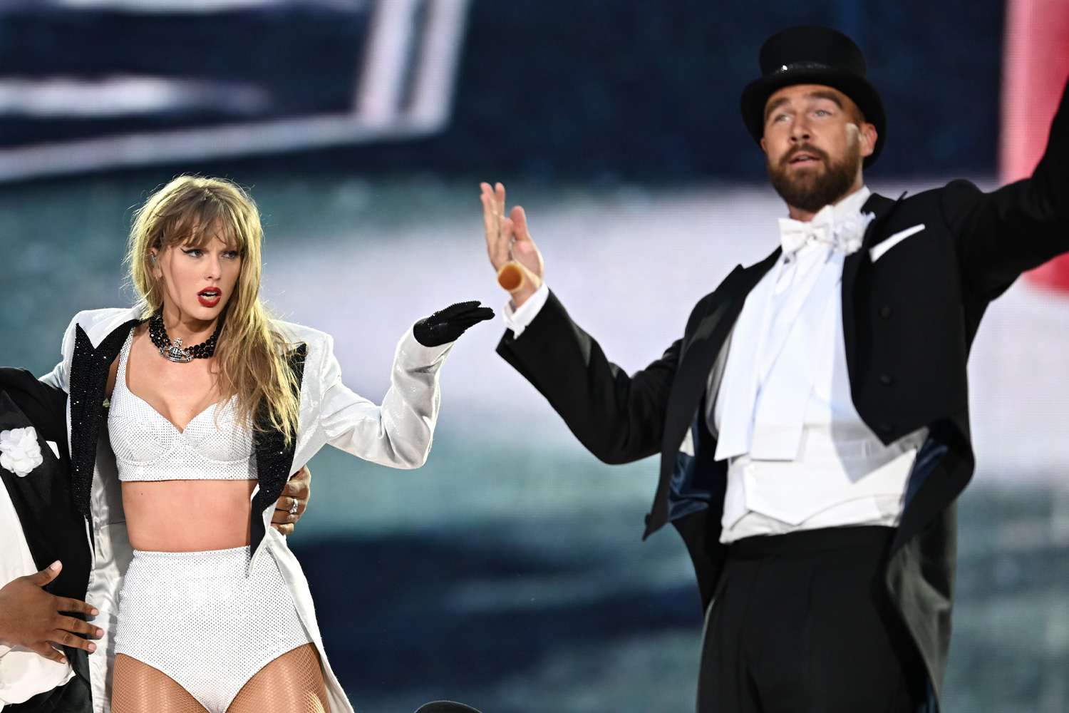 was travis kelce on stage with taylor swift