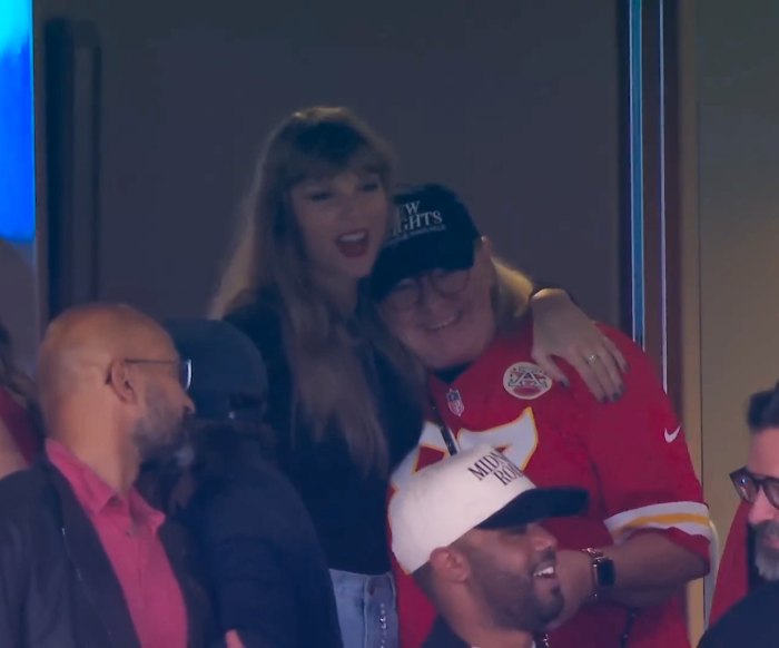 travis kelce mom and taylor swift