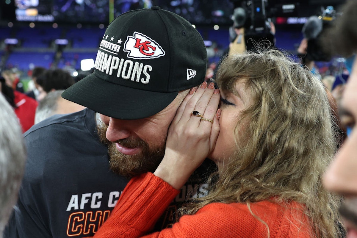 was travis kelce on stage with taylor swift