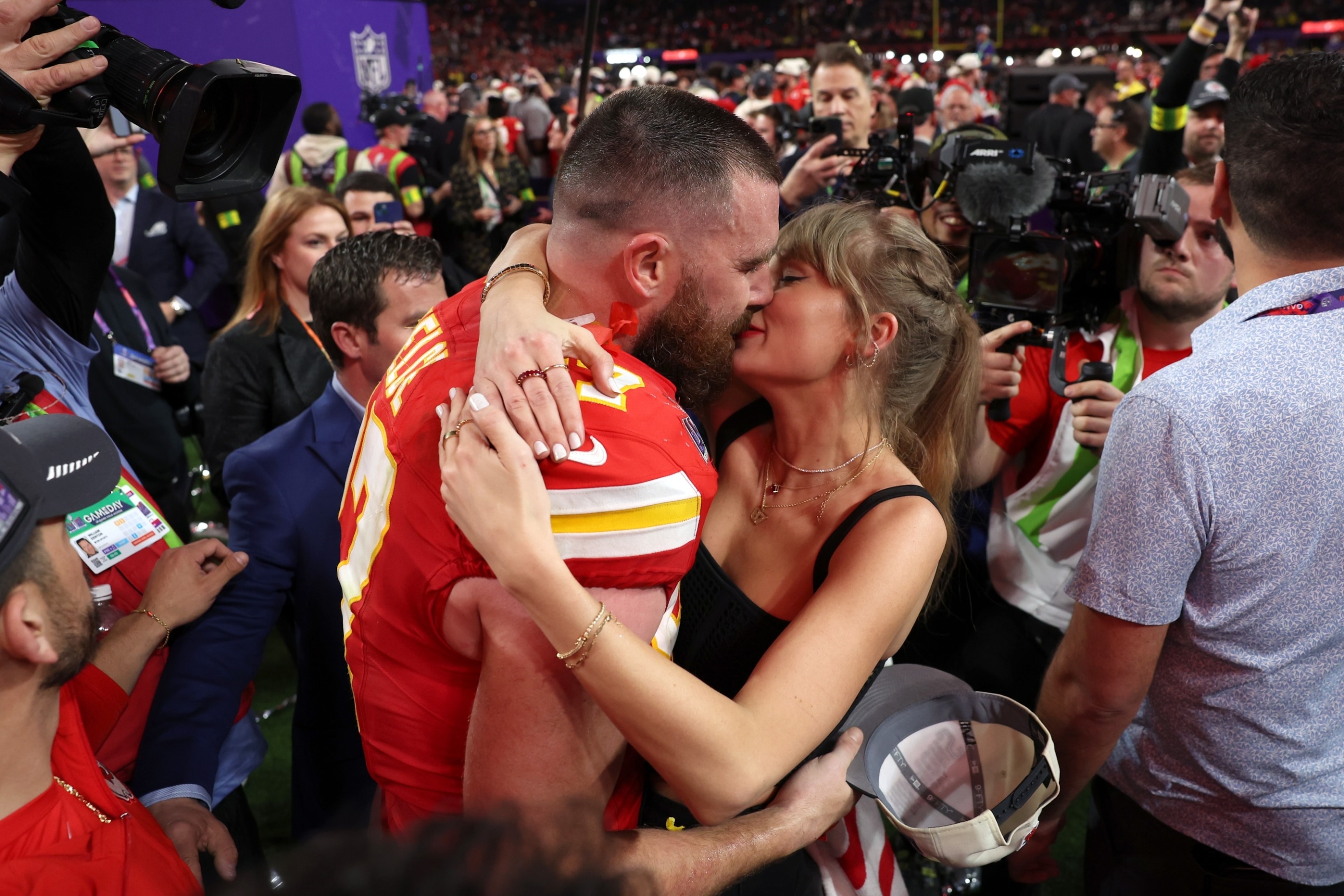 taylor swift and travis kelce in kansas city