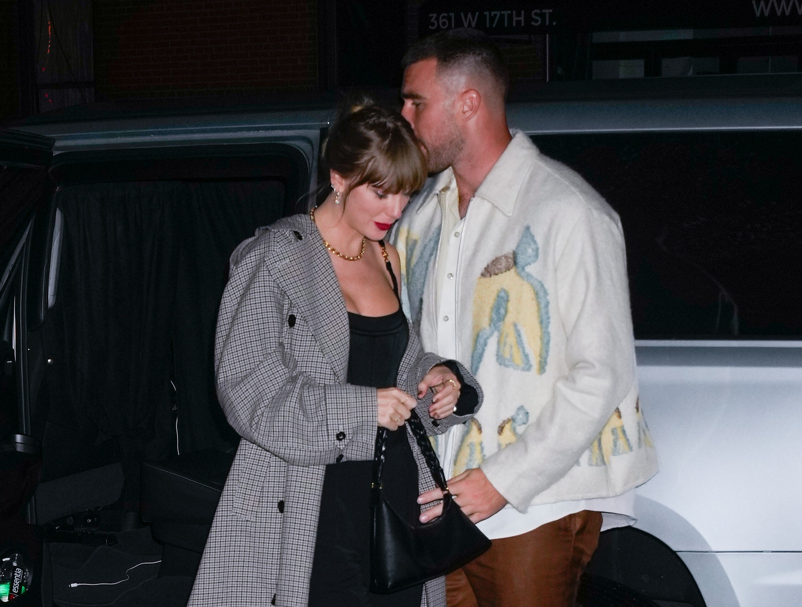 is travis kelce and taylor swift engaged