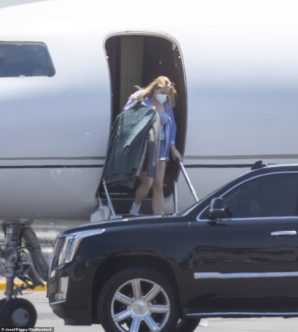 travis kelce taylor swift getting off plane