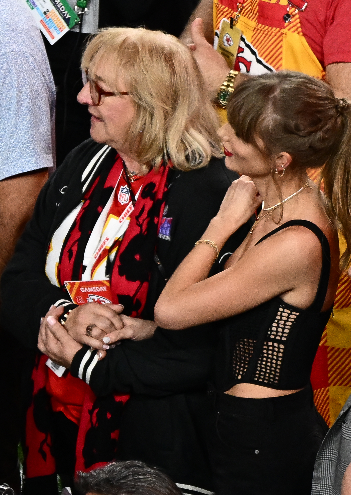 travis kelce mom and taylor swift