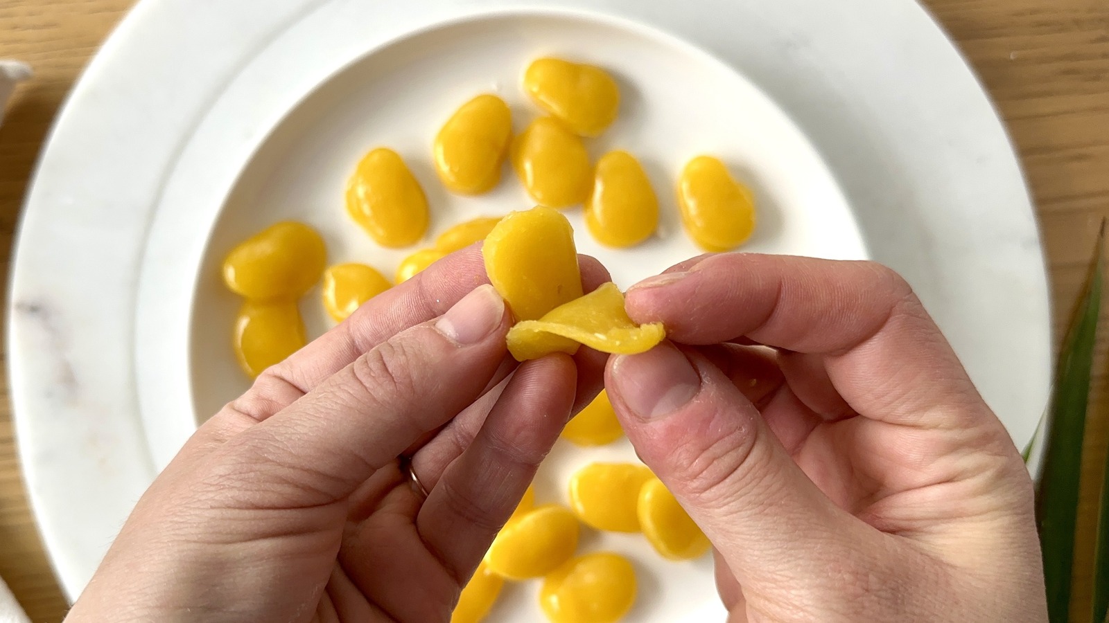 peel mango gummy