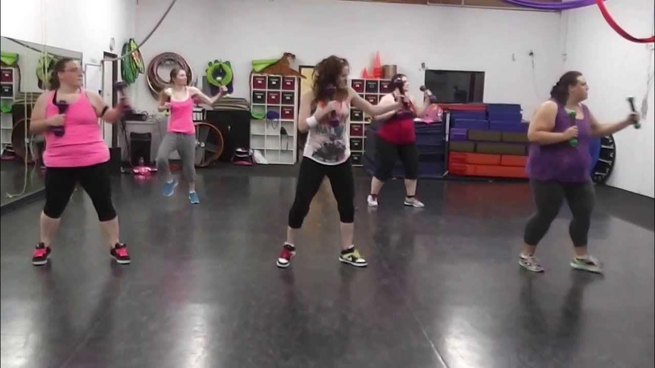 Kelly Clarkson’s celebrity workout routine discussed by trainers