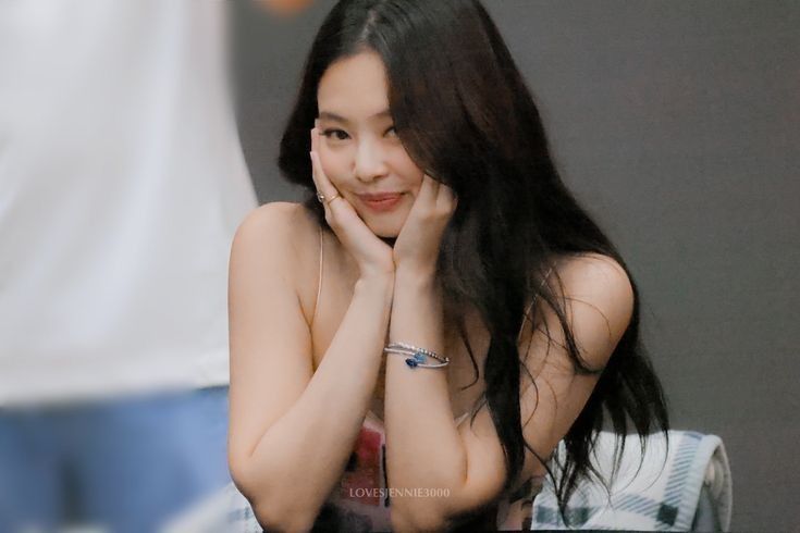 Jennie Kim Brings a Standing Fan Onstage in 2025, Keeping It On