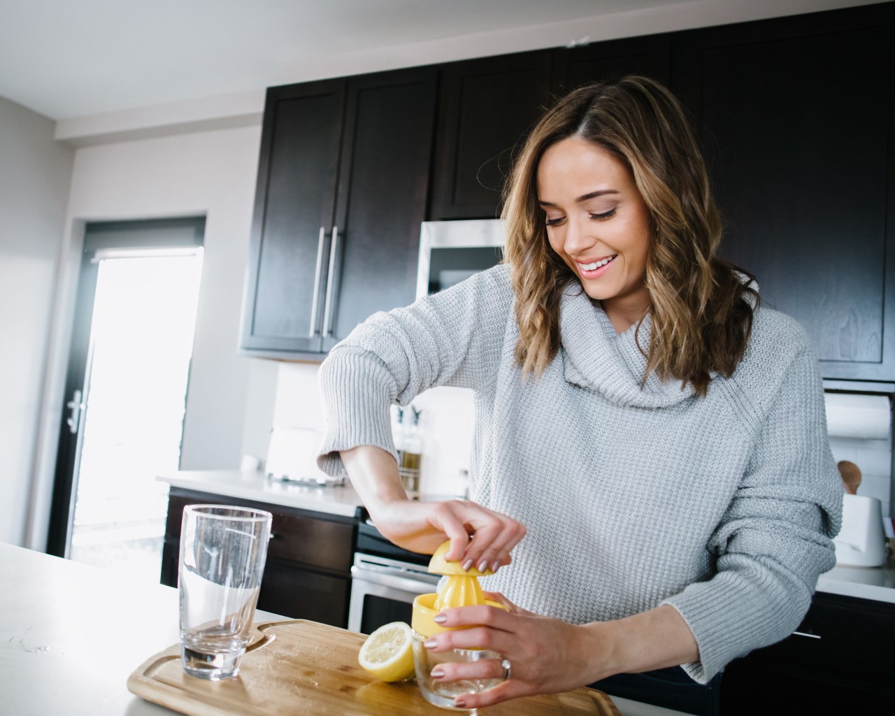 https://img.siterank.app/topic/morning-lemon-water-routine-kitchen-counter.png